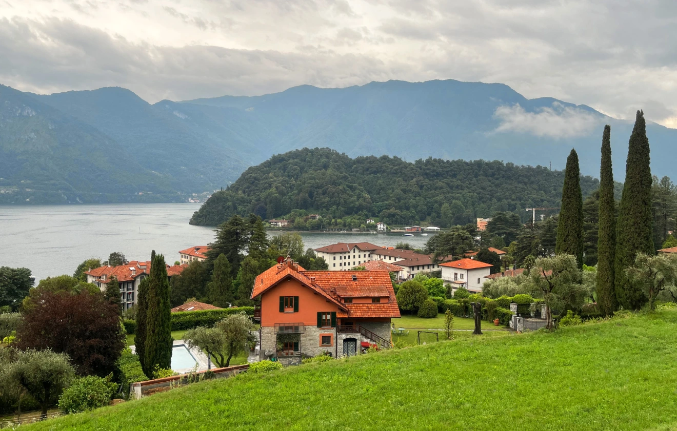 walk and explore lake como on footAds